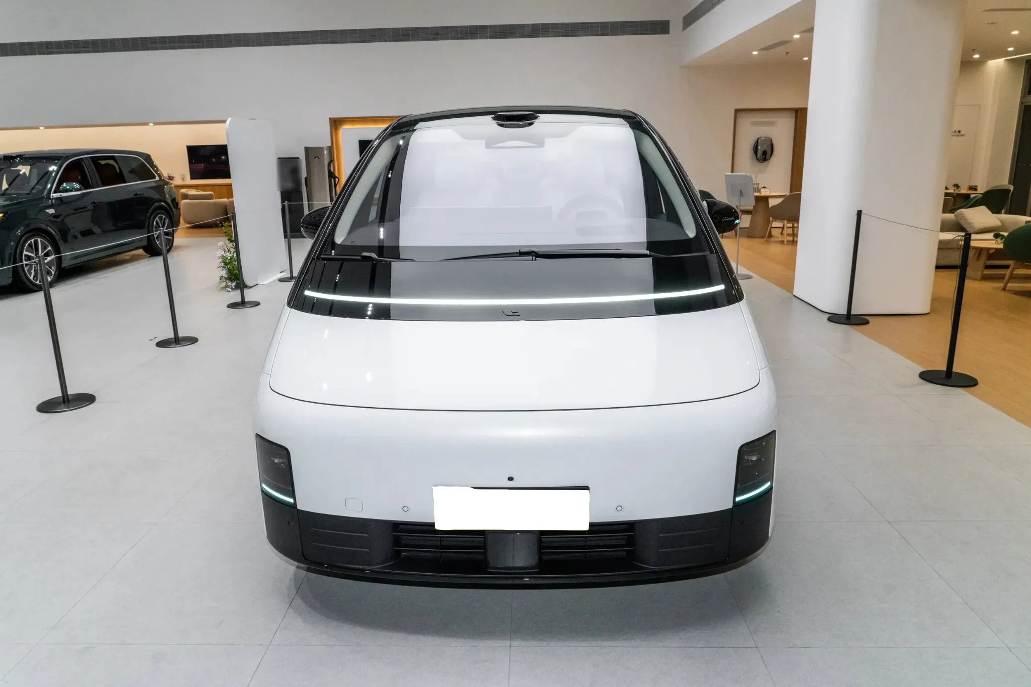 imgi_100_Li-Auto-Mega-2025-New-Electric-Car-for-Large-Space-Luxury-MPV-Car Lixiang Mega Auto Hybrid MPV - Image 1