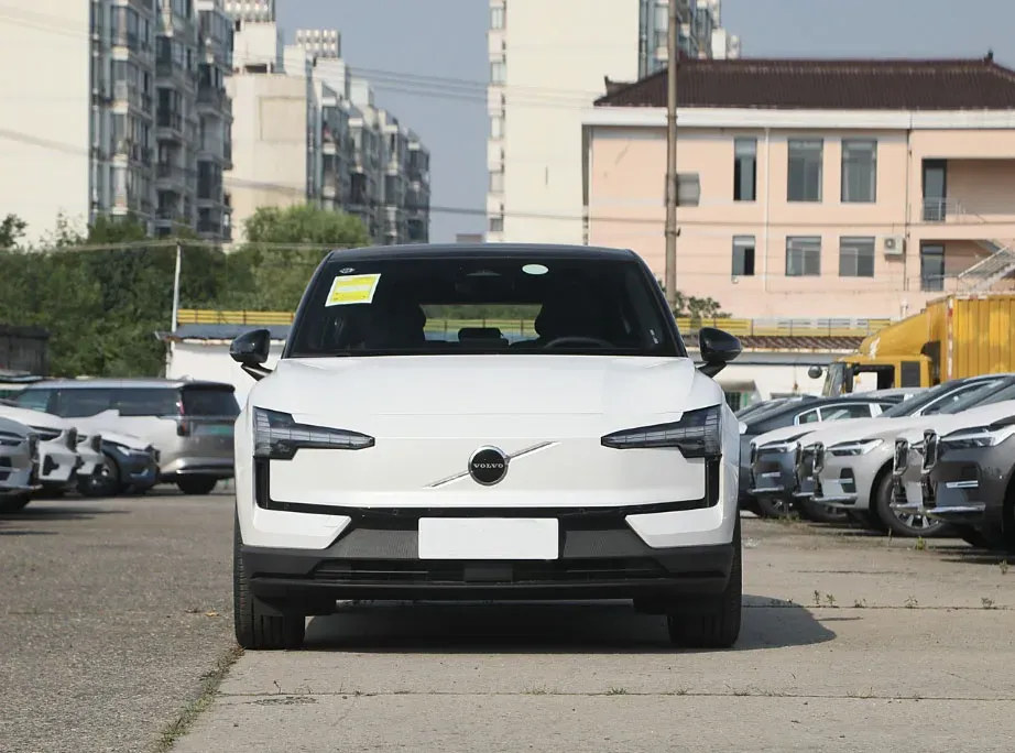 imgi_45_Volvo-Car-Ex30-2025-Rear-Drive-Long-Range-Plus-New-Volvo-Small-SUV-Electric-Car Volvo Car 2026 Rear Drive Long Range Plus SUV Electric Car - Image 1