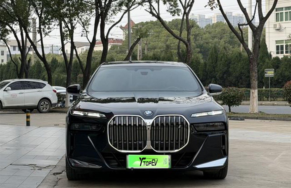 imgi_4_bmw i7 2 BMW i7 2026 eDrive50L Luxury Package - Image 1