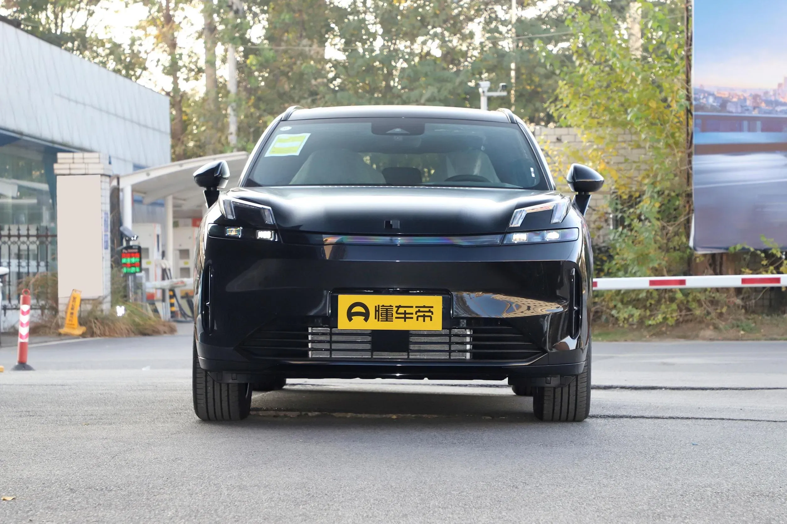 imgi_71_Brand-New-Lynk-Co-08-Em-P-Second-Hand-Plug-in-Hybrid-Electric-Car Lynk&Co 08 Em-P 2026 Model 120km Longrange PRO SUV Car– Wholesale Price From China | CarBuyChina - Image 1