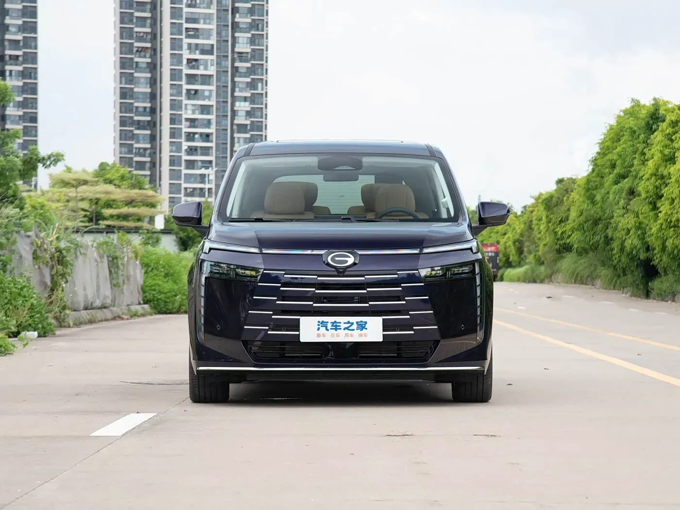 imgi_96_GAC-Trumpchi-E8-Large-Phev-MPV-Sedan-7-Seats-New-Energy-Vehicle GAC Trumpchi E8 Phev 7 Seats New Energy Vehicle MPV - Image 1